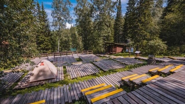 На фото: палаточный городок