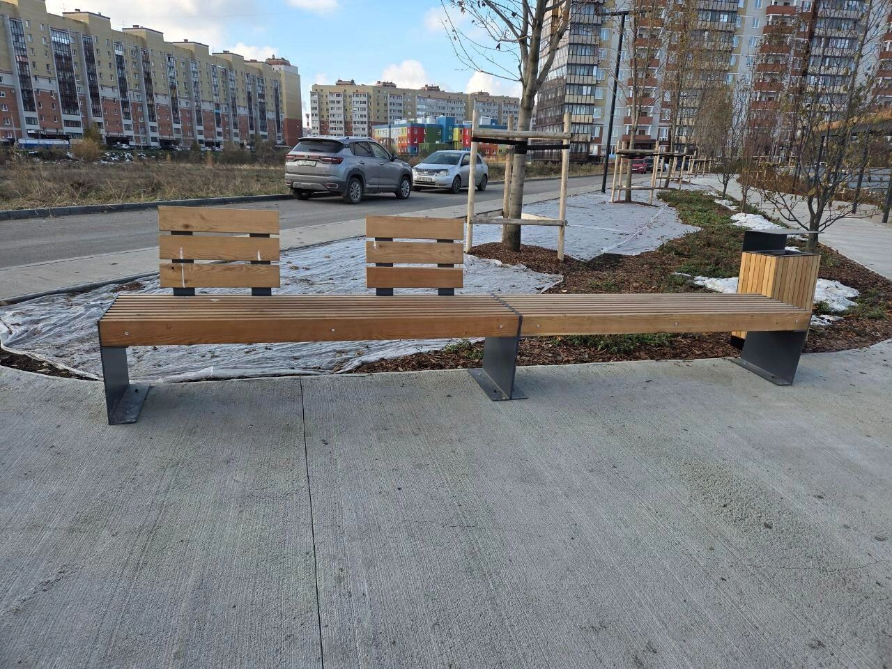 Часть длинной лавочки со спинками, а часть - без