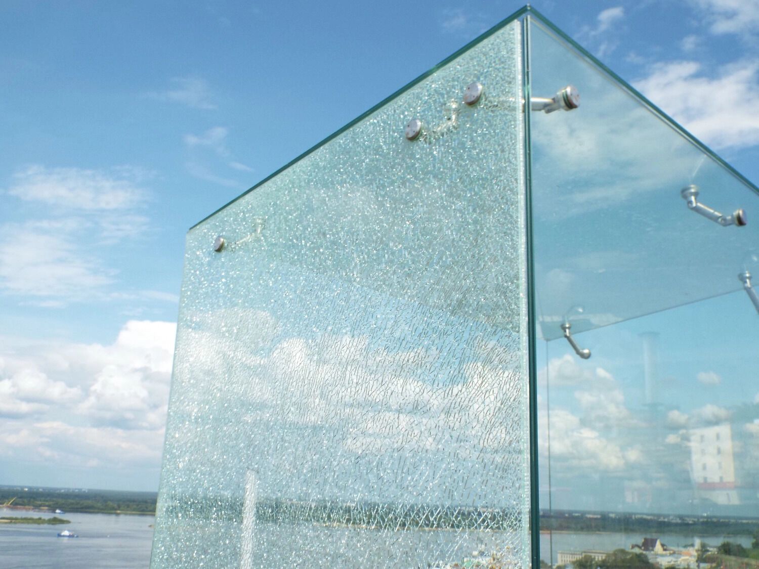 Некоторые беседки повреждены