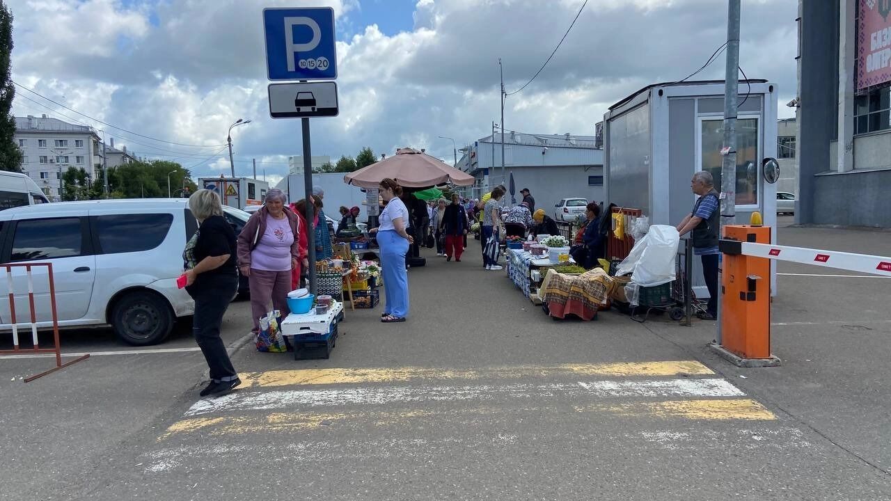 Тогда СМИ писали, что переместить таких торговцев хотят на ярмарочную площадь рынка.