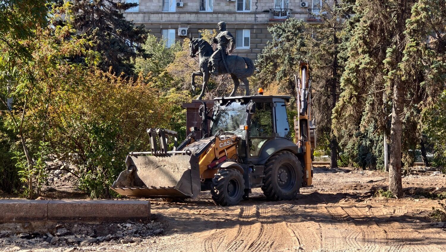 В сквере уже приступили к созданию пешеходных дорожек