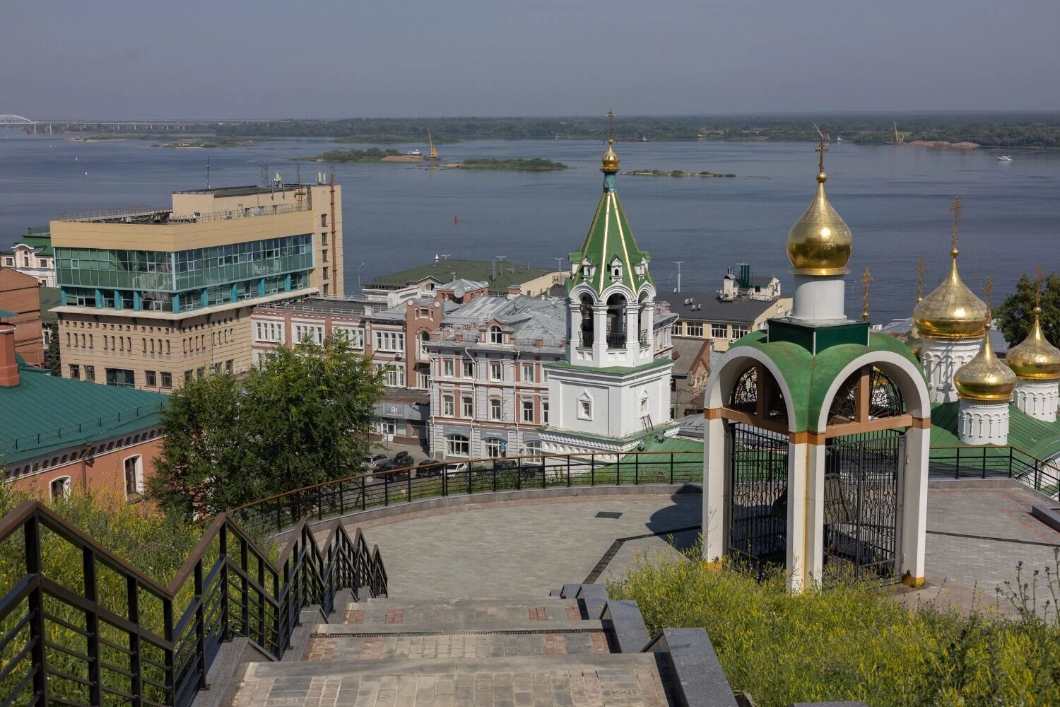 С бульвара можно наблюдать за движением фуникулера