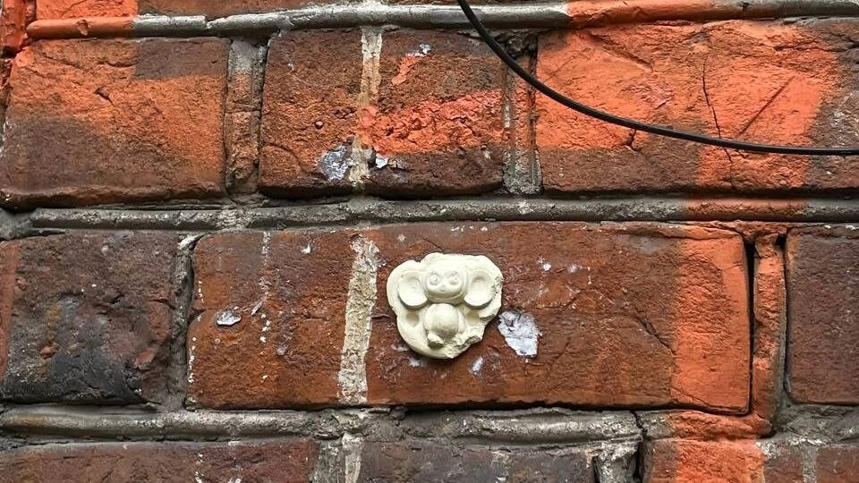 Скульптура Чебурашки во дворе Холодном переулке.