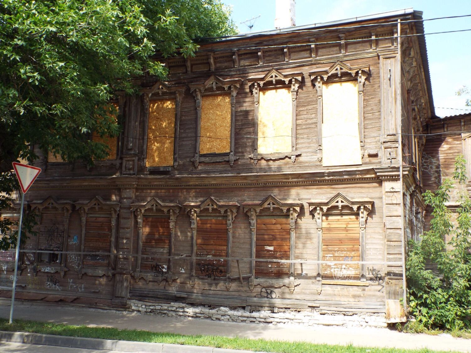 Из-за обилия таких домов вся улица кажется заброшенной