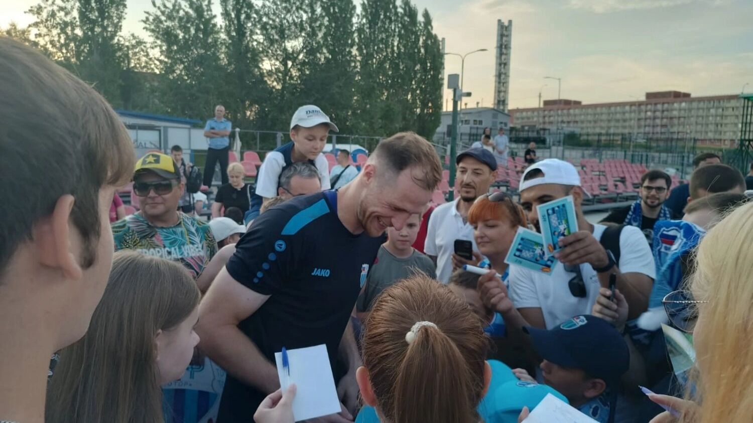 Никита Чагров раздаёт автографы