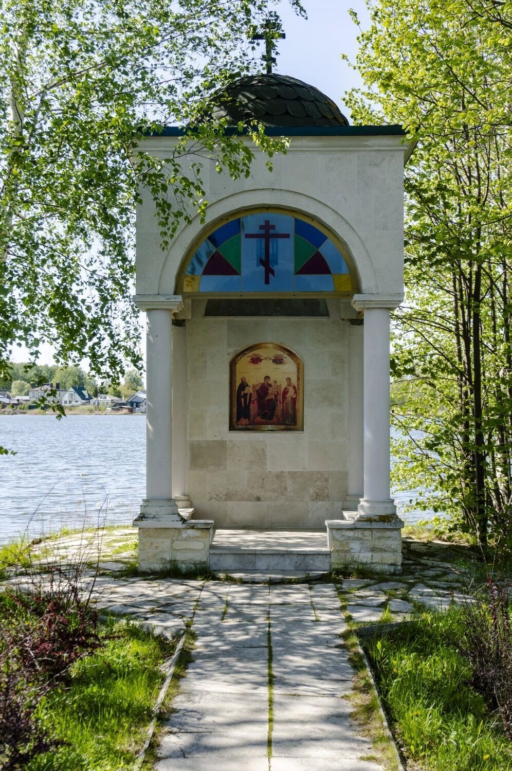 Часовня в алее перед монастырем
