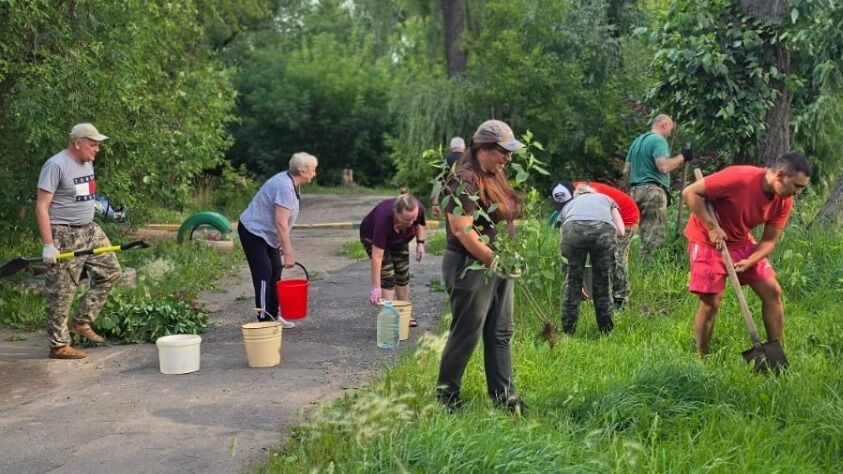 Процесс посадки новых деревьев у дома на 19-го Партсъезда