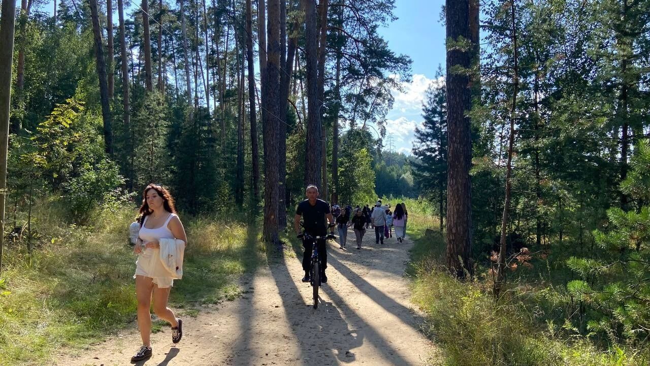 Пока корреспондент Inkazan вместе с толпой шел на место, примерно столько же людей уже шли обратно.