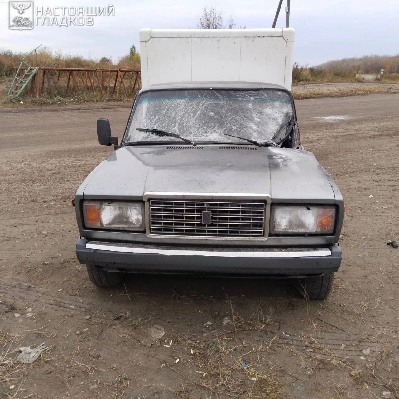 Повреждения легкового автомобиля после атаки ВСУ