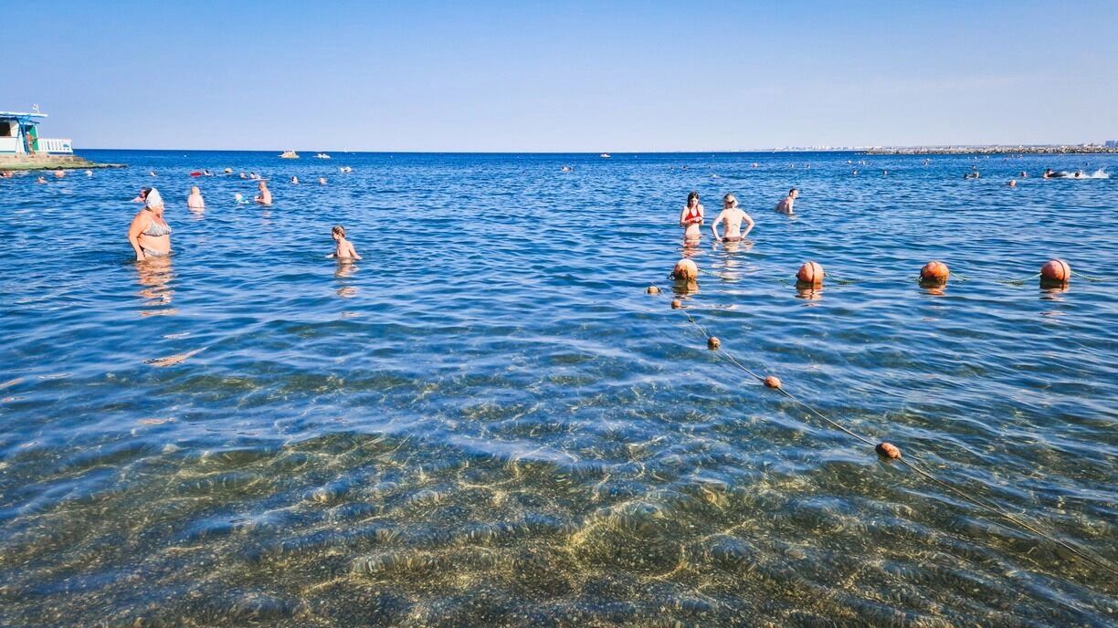 На фото: люди купаются в море
