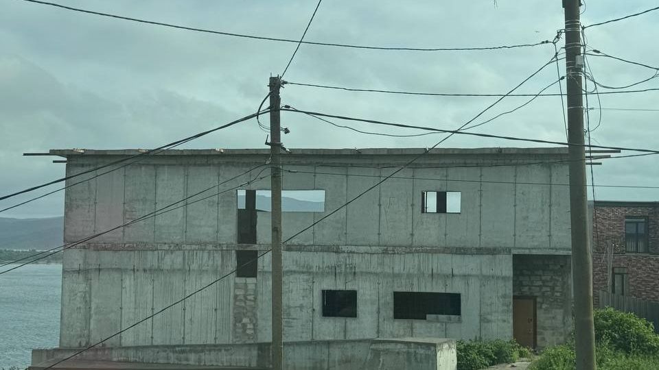 Дерзкое приключение во Владивостоке: подростки забрались на крышу недостроя, шокировав город