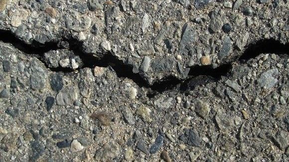 На севере Петербурга прямо на проезжей части «разошелся» асфальт: из ямы хлещет вода На севере Петербурга прямо на проезжей части «разошелся» асфальт: из ямы хлещет вода