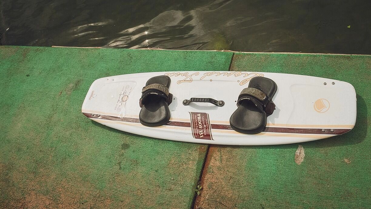 На фото: вейкборд у воды
