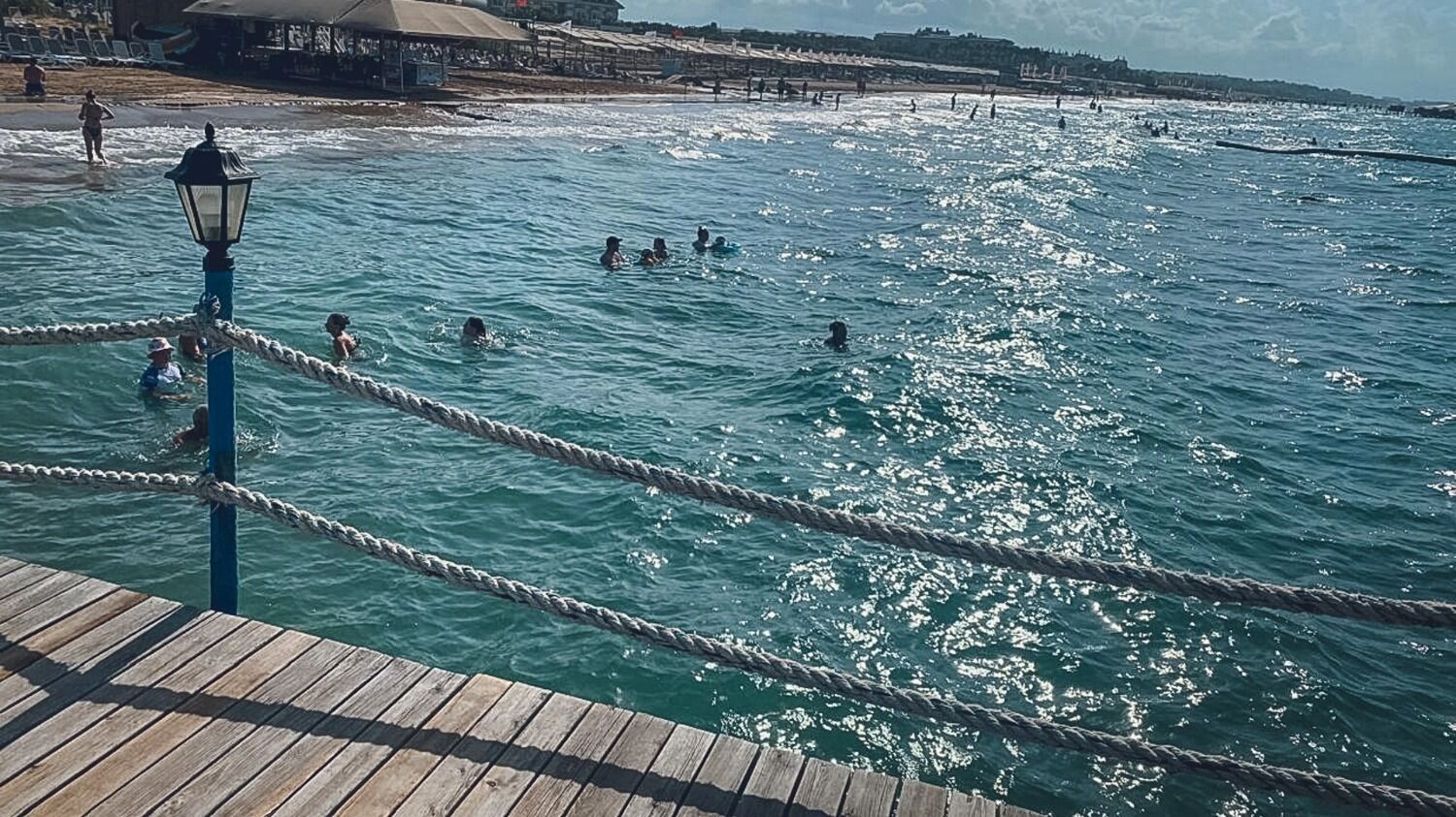 На фото: купание в море