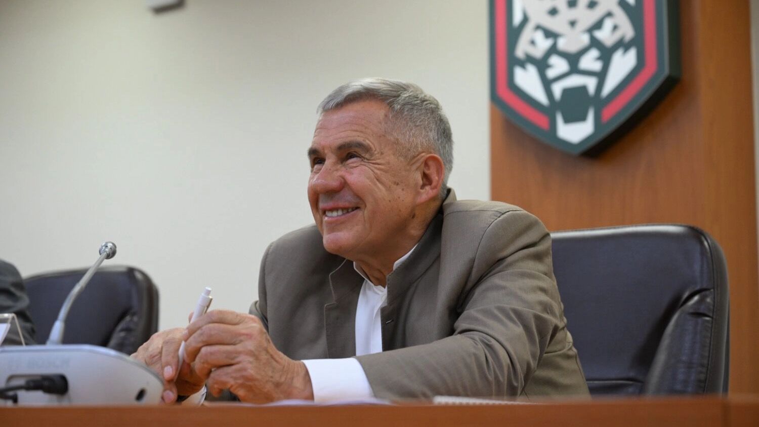 Глава Татарстана выразил доверие главному тренеру «Ак Барса» Анвару Гатиятулину