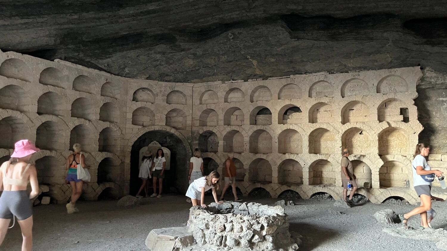 Винные стеллажи в гроте Галицина