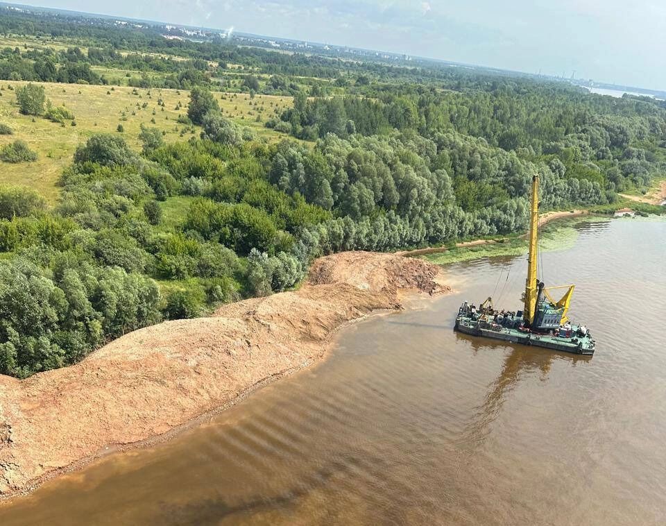 Краны разгружают грунт прямо на берег