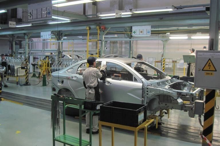 Lada Vesta перемещается на конвейере АвтоВАЗа