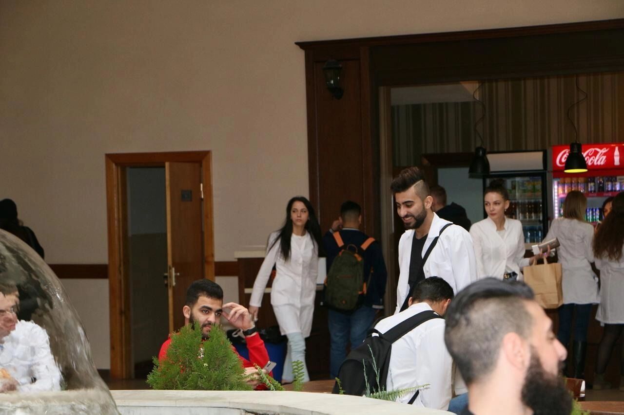 Студенты-медики отдыхают в столовой