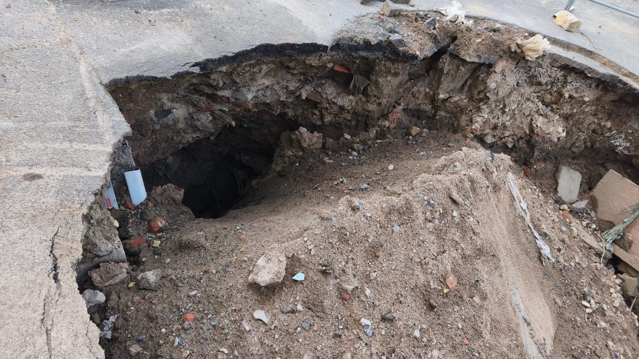 В Петербурге продолжает «расходиться» асфальт: новая дыра на трассе на юго-западе В Петербурге продолжает «расходиться» асфальт: новая дыра на трассе на юго-западе