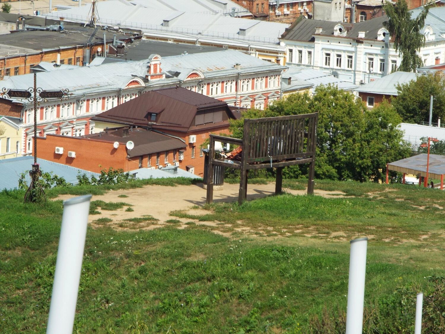 Скамейка нуждается в ремонте и покраске