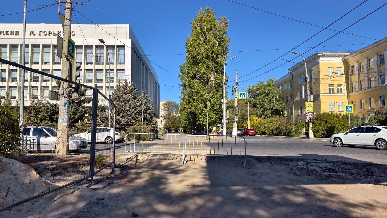 В сквере уже приступили к созданию пешеходных дорожек