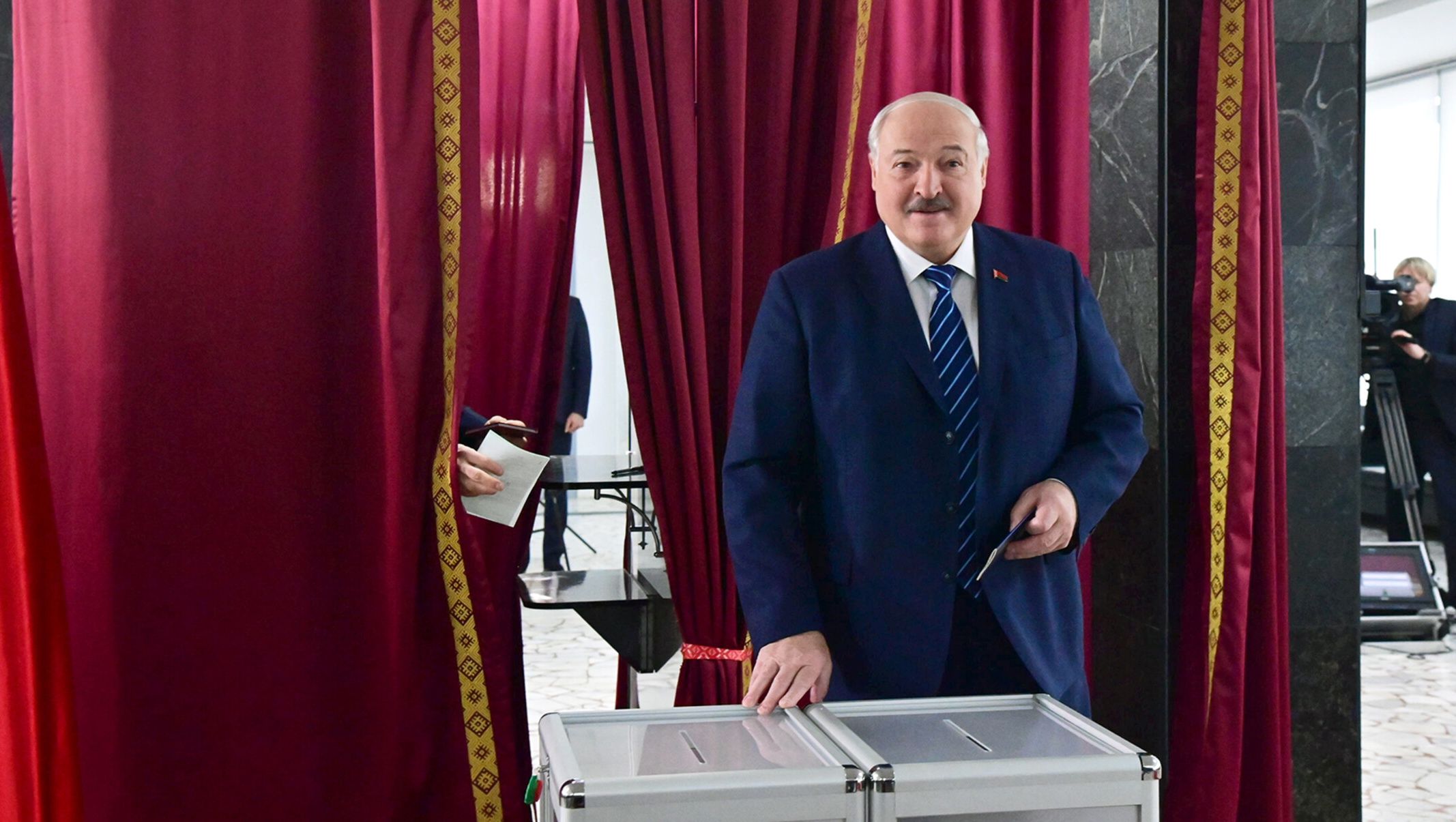Лукашенко предложил дарить белорусам арендное жилье
