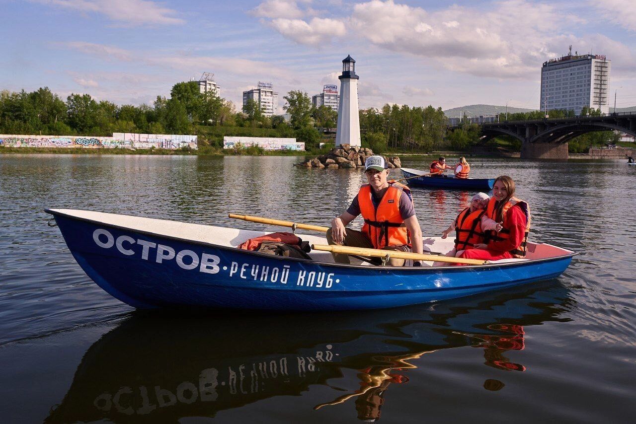 Лодку или катамаран можно арендовать на полчаса за 500 рублей на станции «Остров»