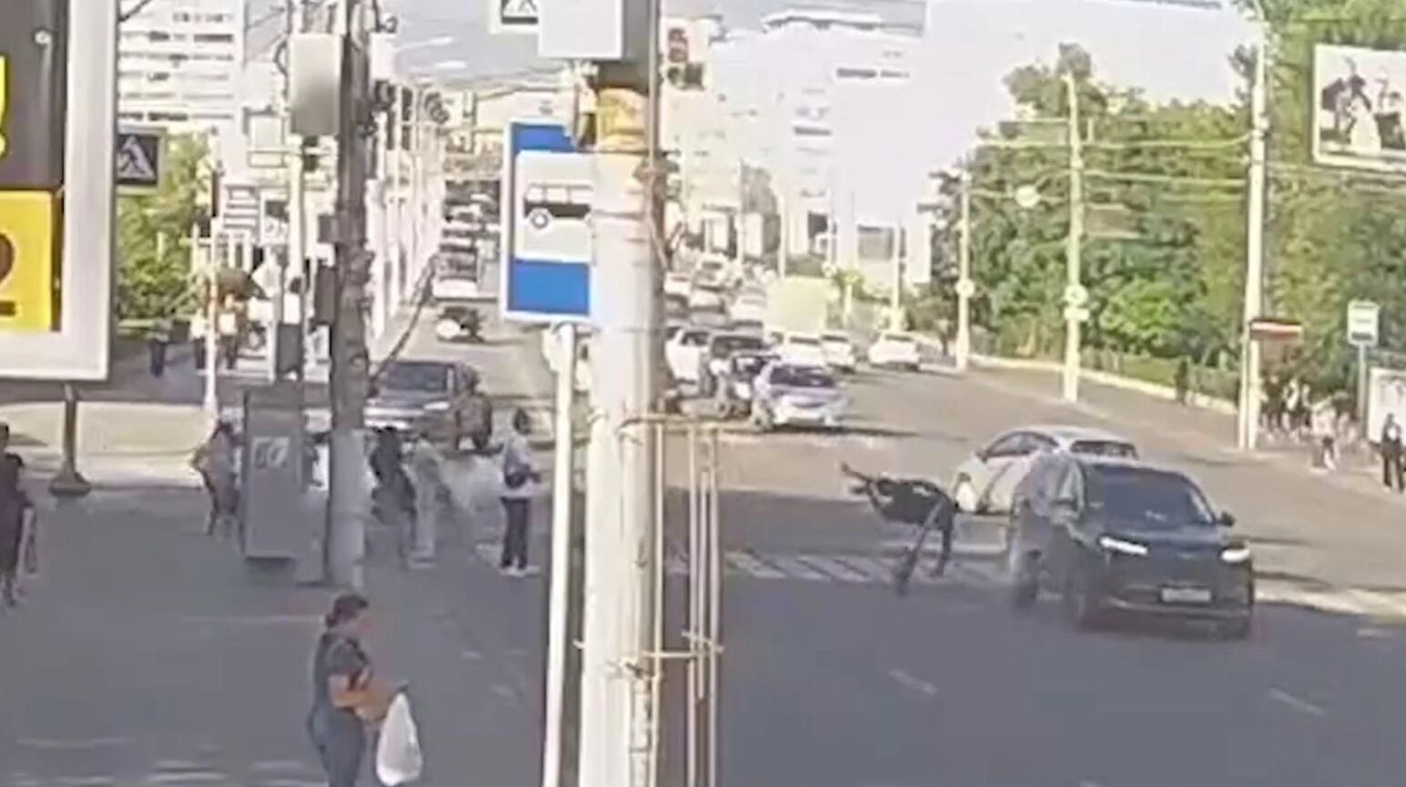 В Волгограде камеры засняли жесткое столкновение электросамоката с авто