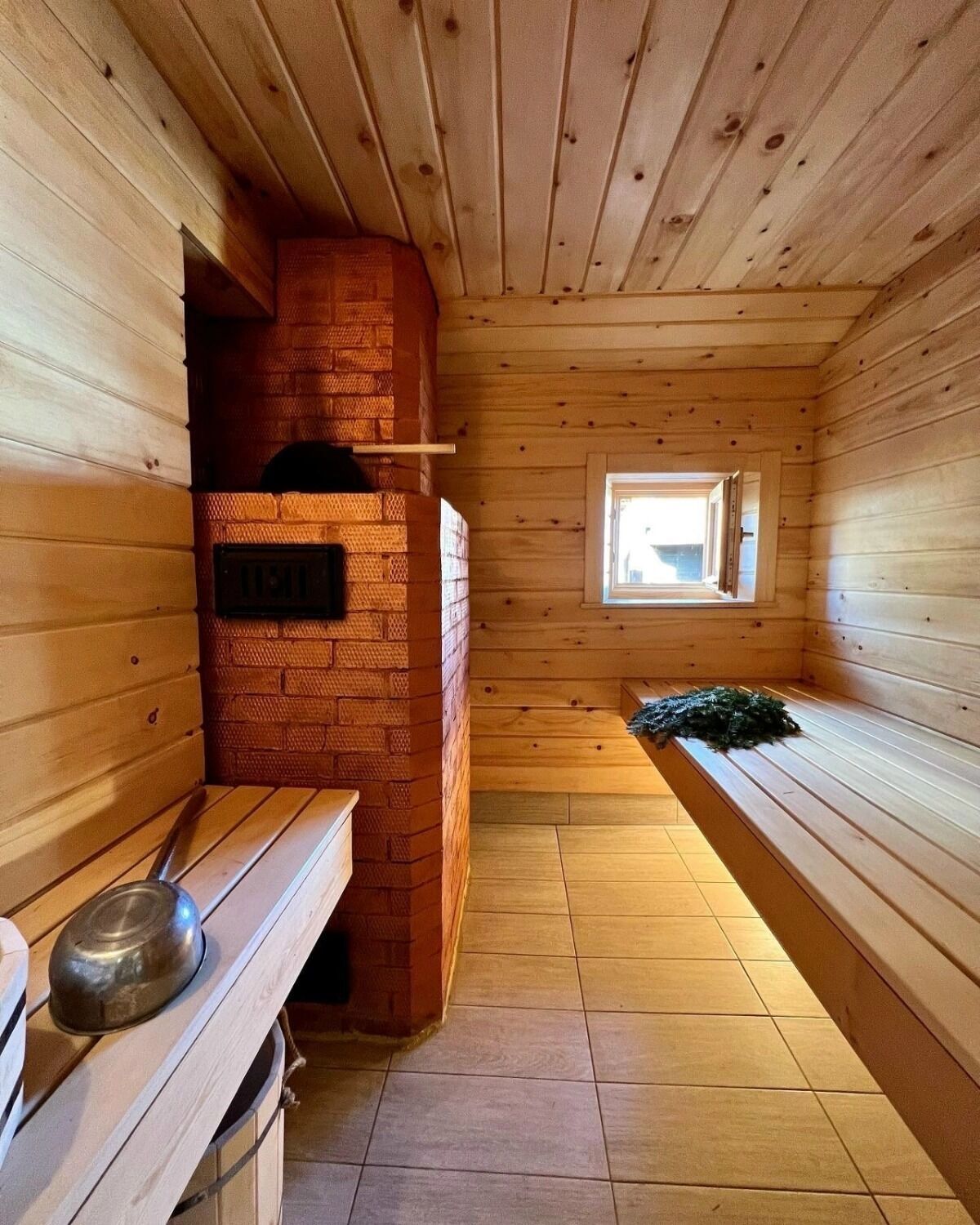 Бани находятся у&nbsp;«Гремячей гривы» и&nbsp;Николаевской Сопки