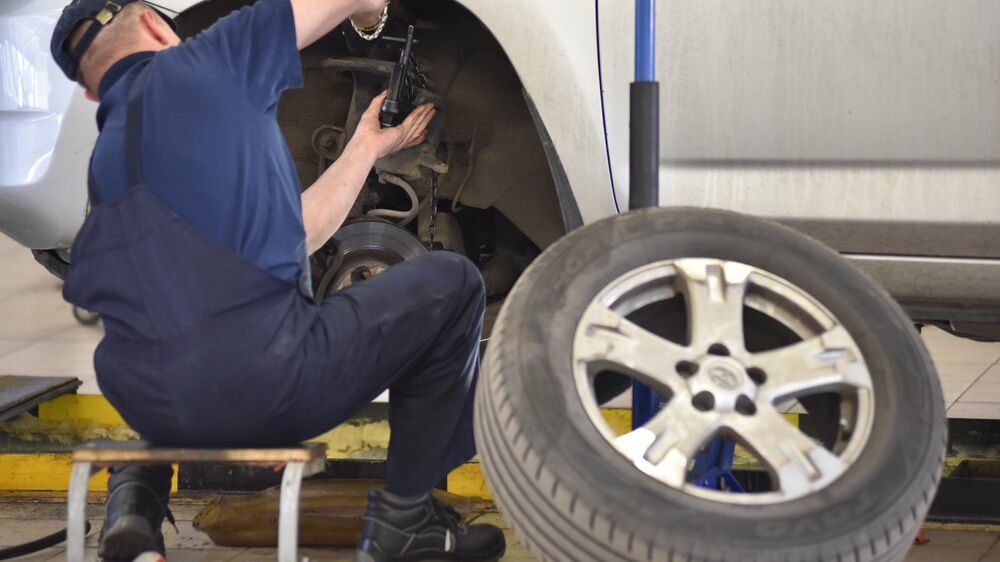 Дотянули до последнего: петербуржцы после снегопада массово бросились «переобуваться» Дотянули до последнего: петербуржцы после снегопада массово бросились «переобуваться»