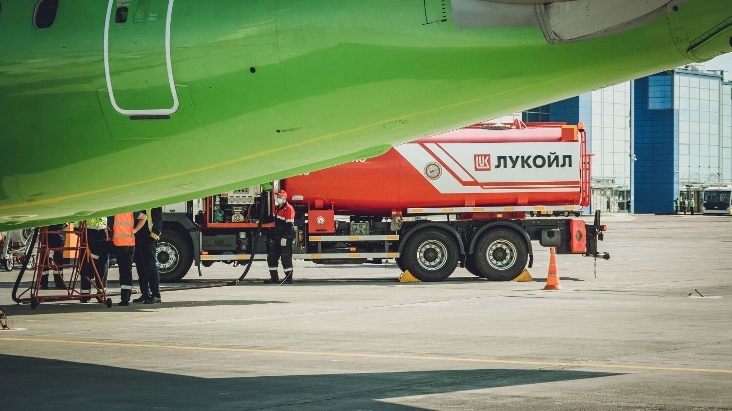 Побочный эффект. Как санкции против российских нефтяных гигантов отозвались в Европе?