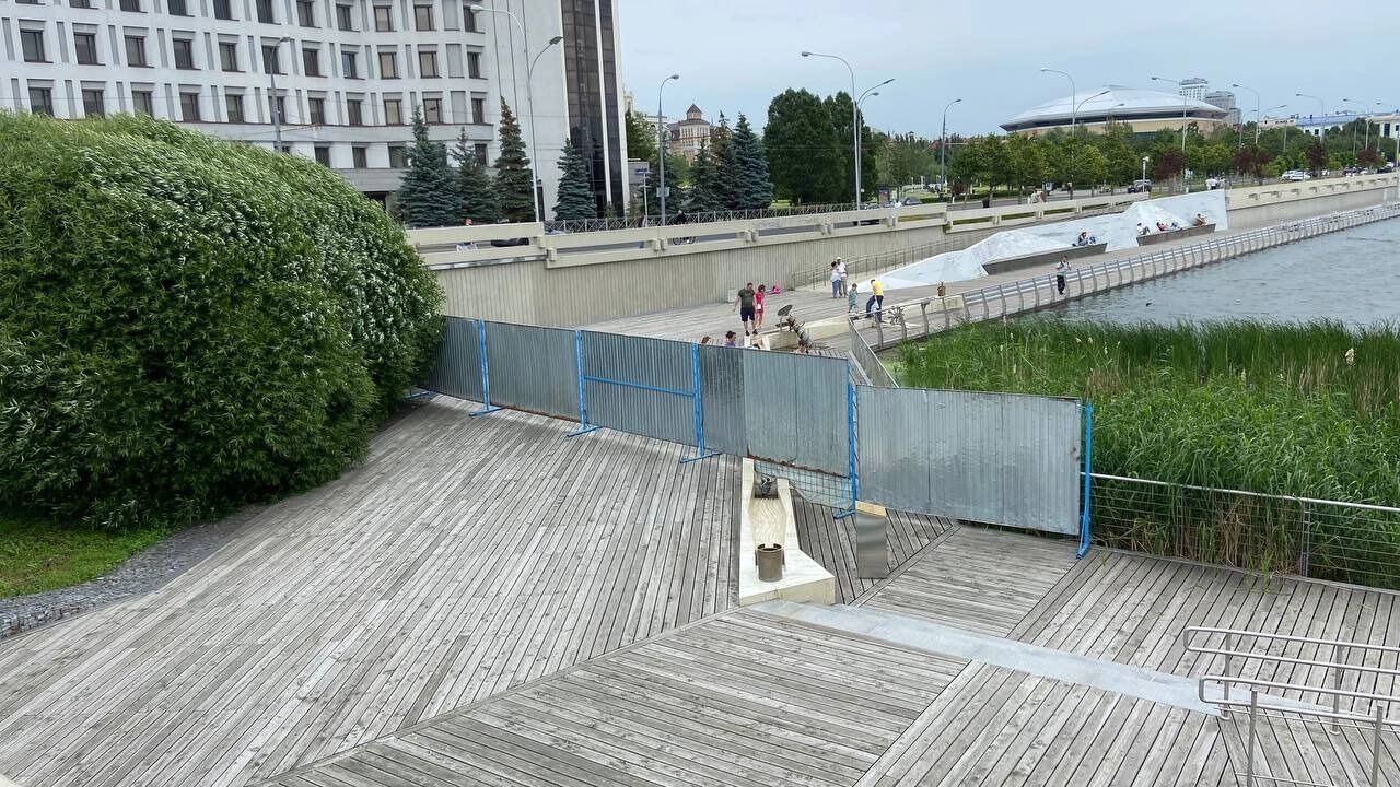 Из-за этого закрыта половина доступа к детской водной площадке.