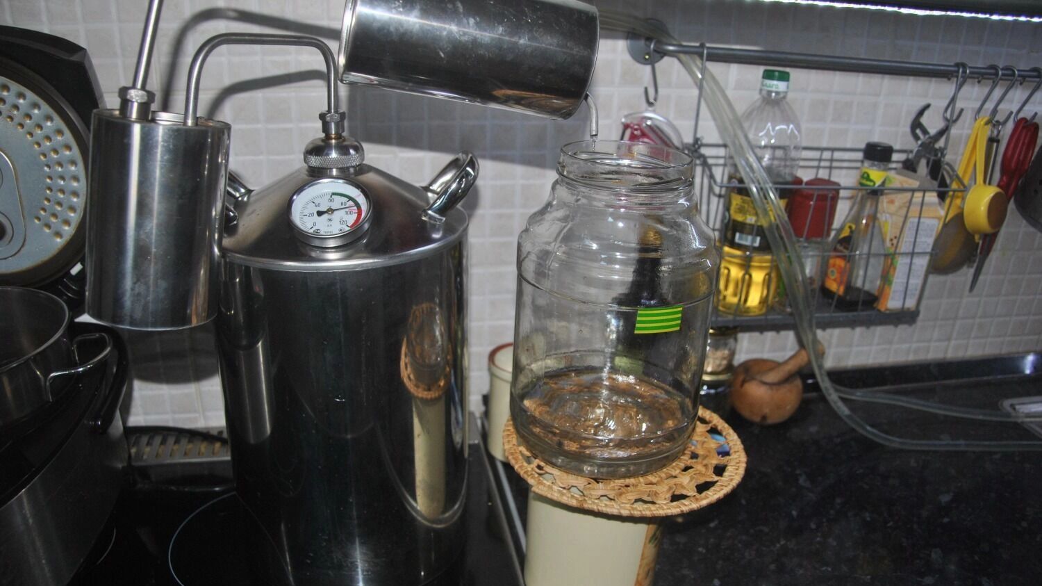 Изготовление самогона, браги и&nbsp;других спиртных напитков в&nbsp;квартире возможно только для собственного употребления