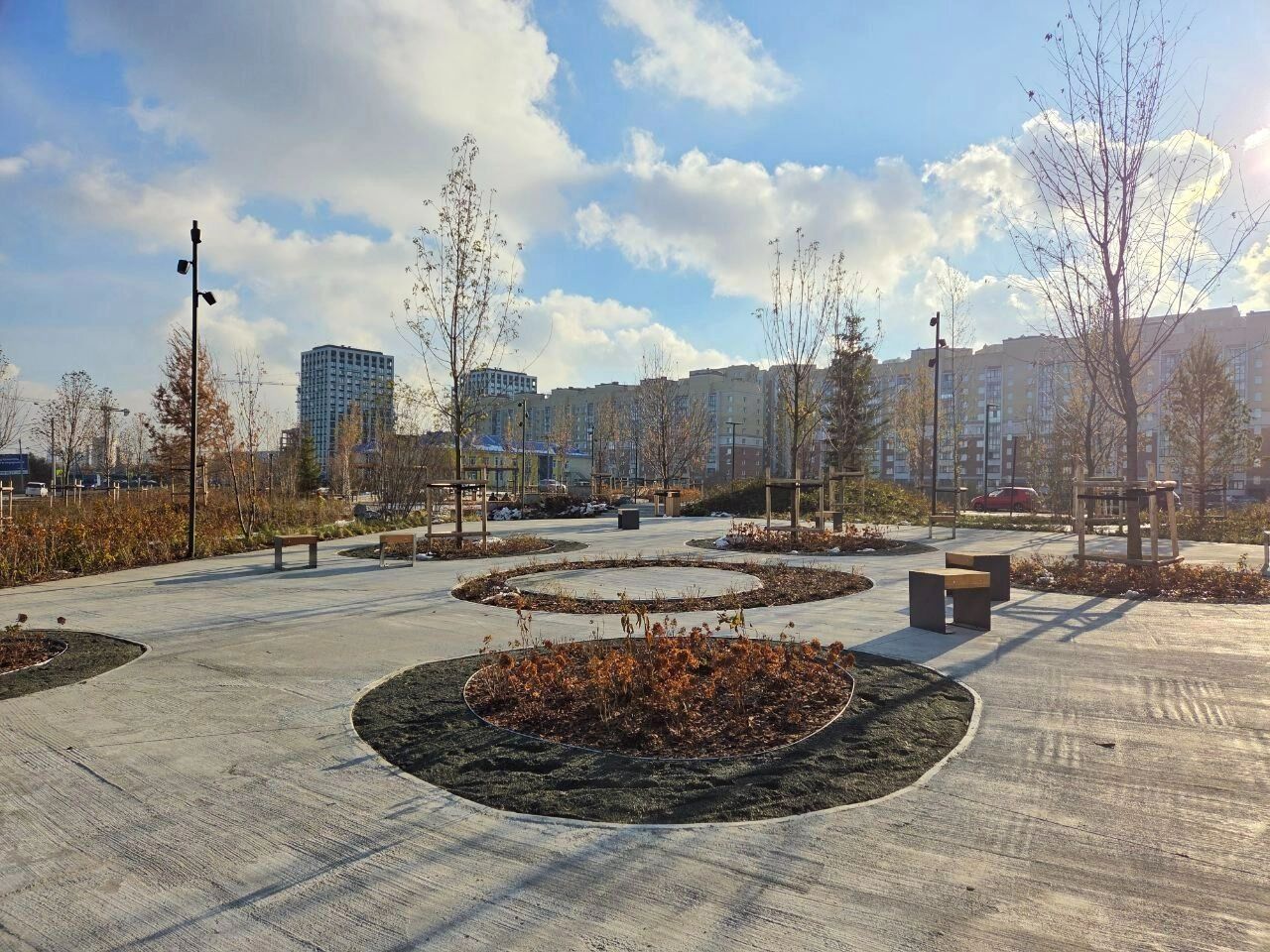 Не&nbsp;только бетон, но&nbsp;и&nbsp;много цветников, и&nbsp;деревьев