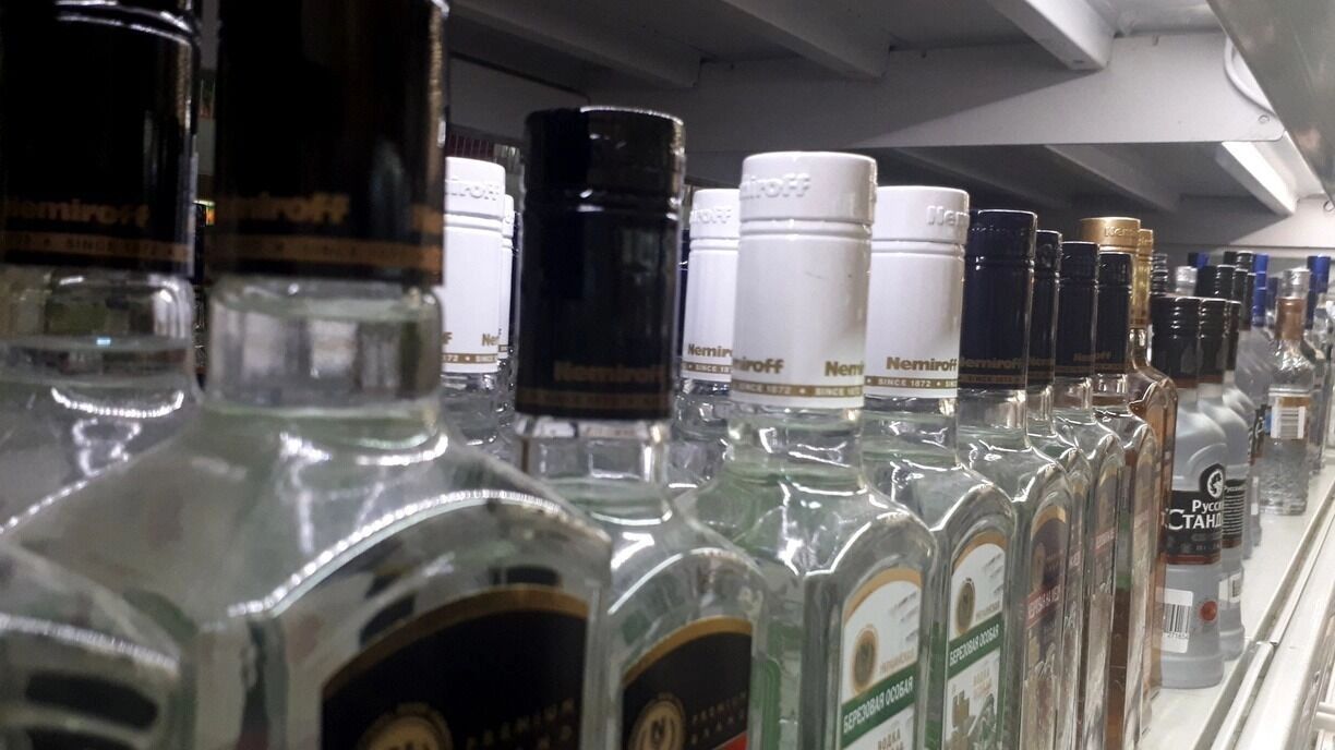 От алкоголя, тем более крепкого, летом лучше полностью отказаться