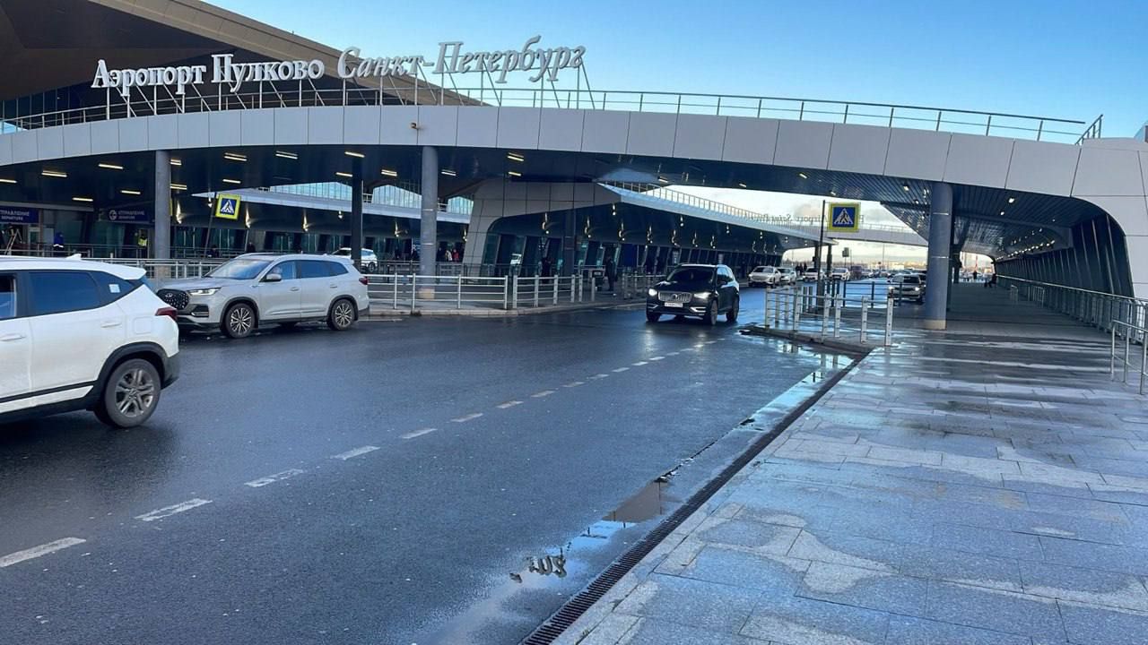 «Отпуск испорчен»: более 150 пассажиров застряли в аэропорту Петербурга