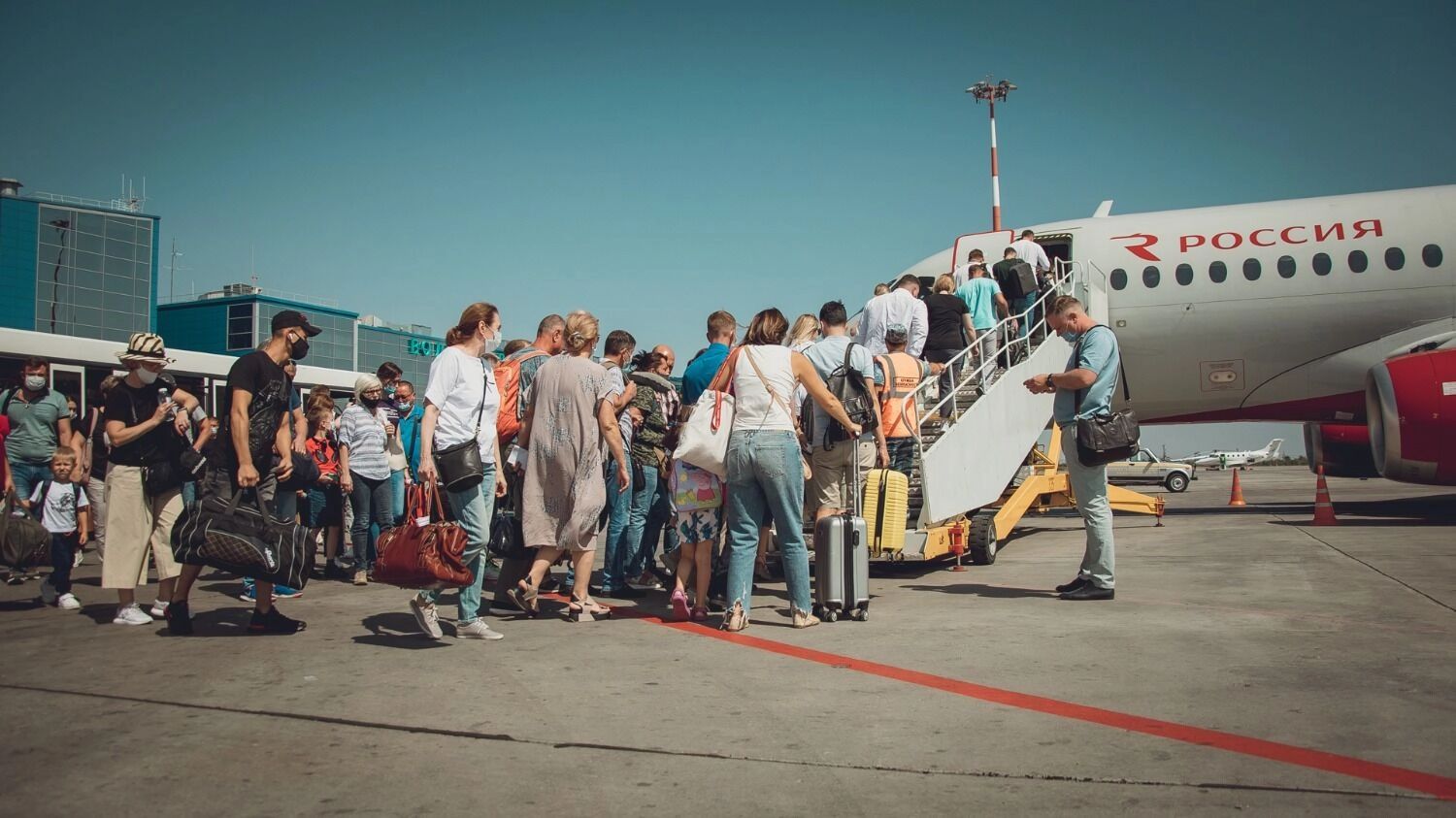 Пассажиры поднимаются по трапу в воздушное судно