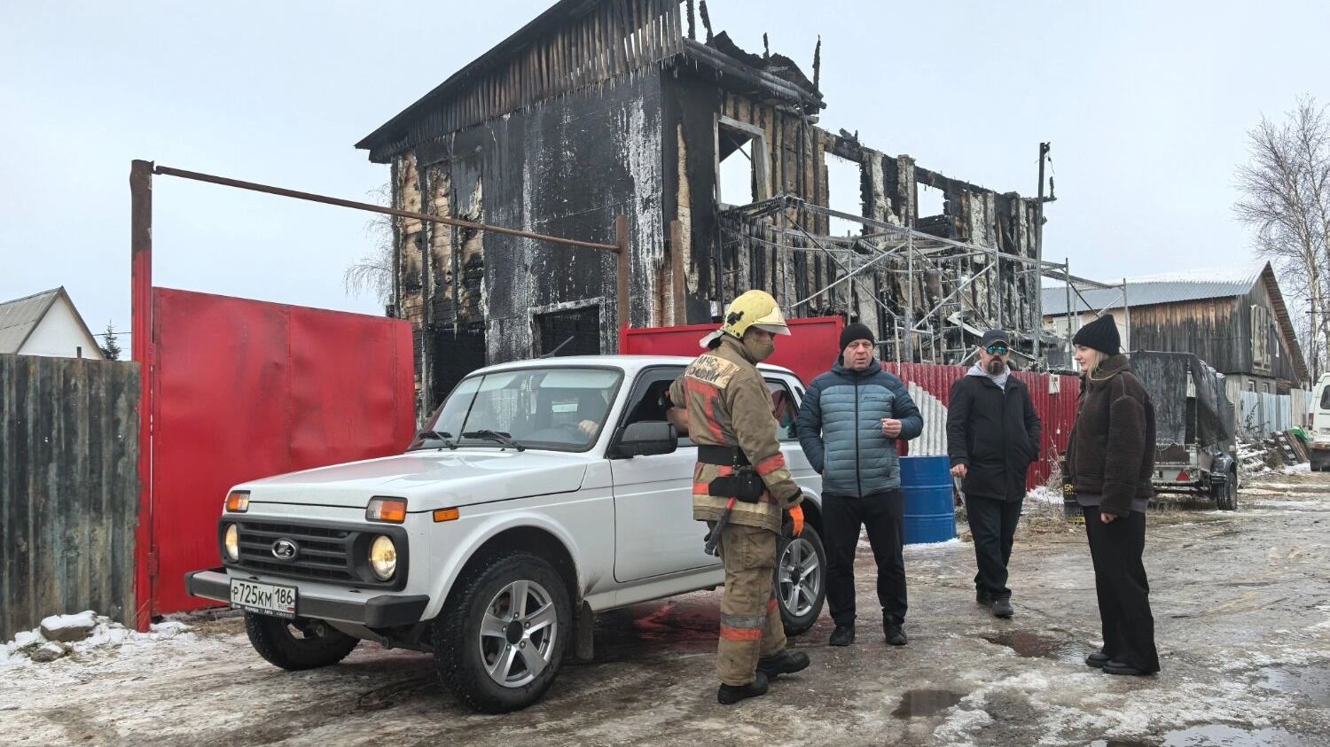 Возле горевшего дома постоянно дежурили сотрудники МЧС, они ждали прибытия следователей