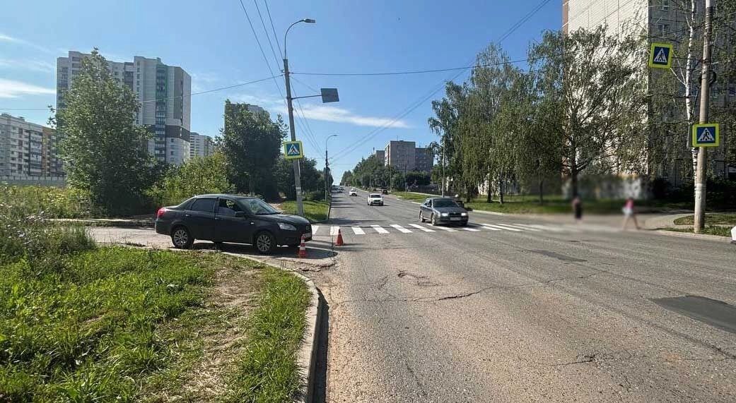 В Ижевске автомобиль наехал на женщину с трехлетним ребенком