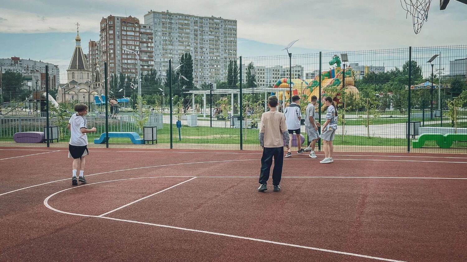 На новой площадке часто кто-то играет в баскетбол