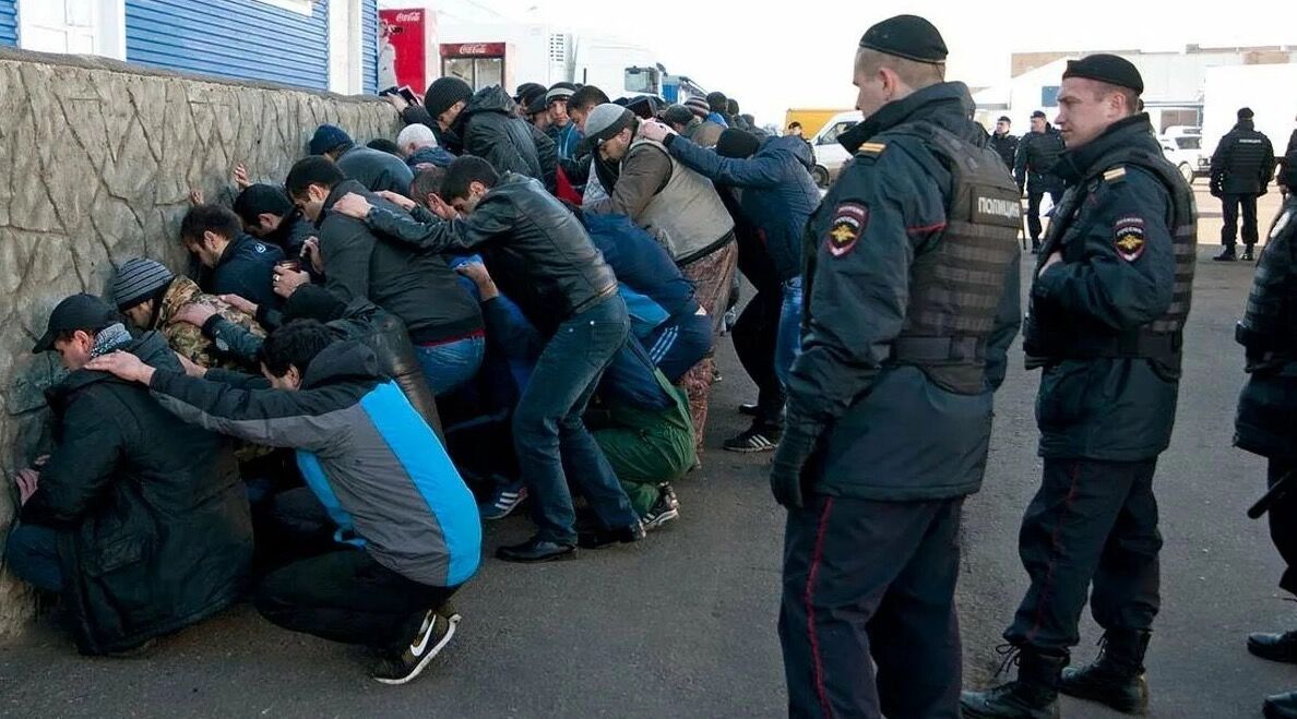 Методы работы полиции в России по отношению к мигрантам вызывают протесты в соседних странах
