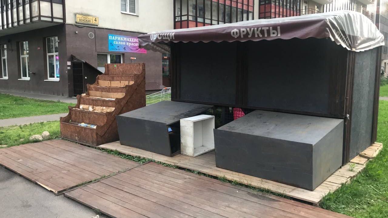 Борьба с ларьками в Петербурге: в двух районах опять прошли спецрейды