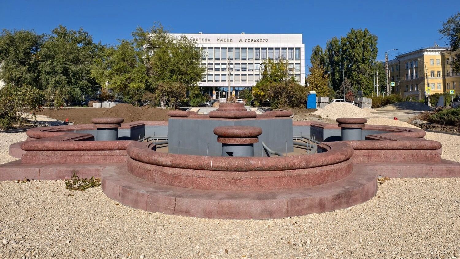 Терракотовый фонтан тоже приводят в порядок