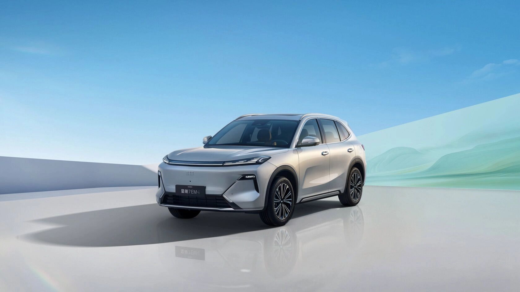 Первый гибрид от Geely: кому по нраву галактический звездолет для поездки в булочную?