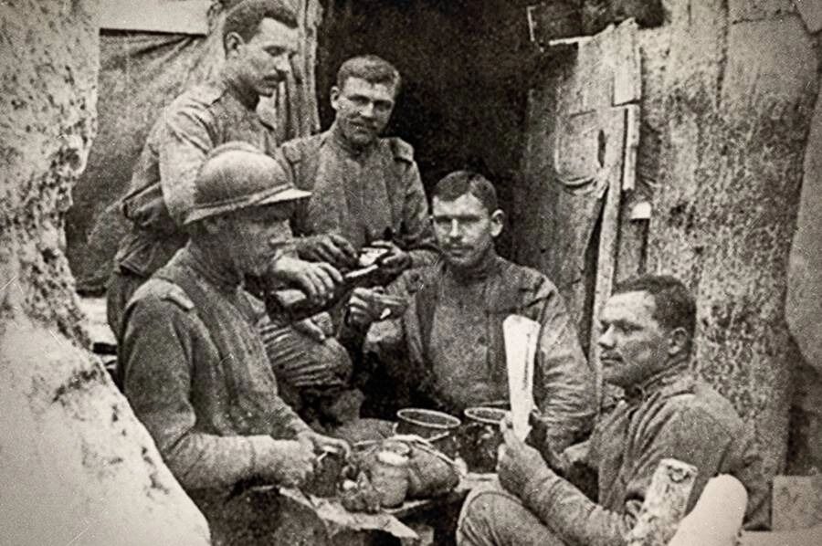 Будущий маршал Малиновский в окопах Первой Мировой (слева в каске)