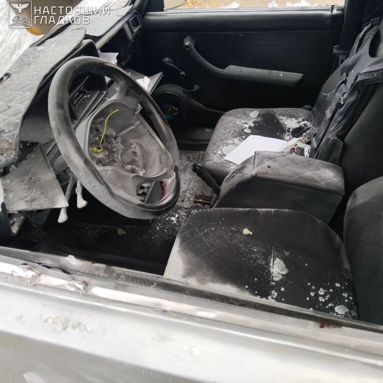 Повреждения легкового автомобиля после атаки ВСУ