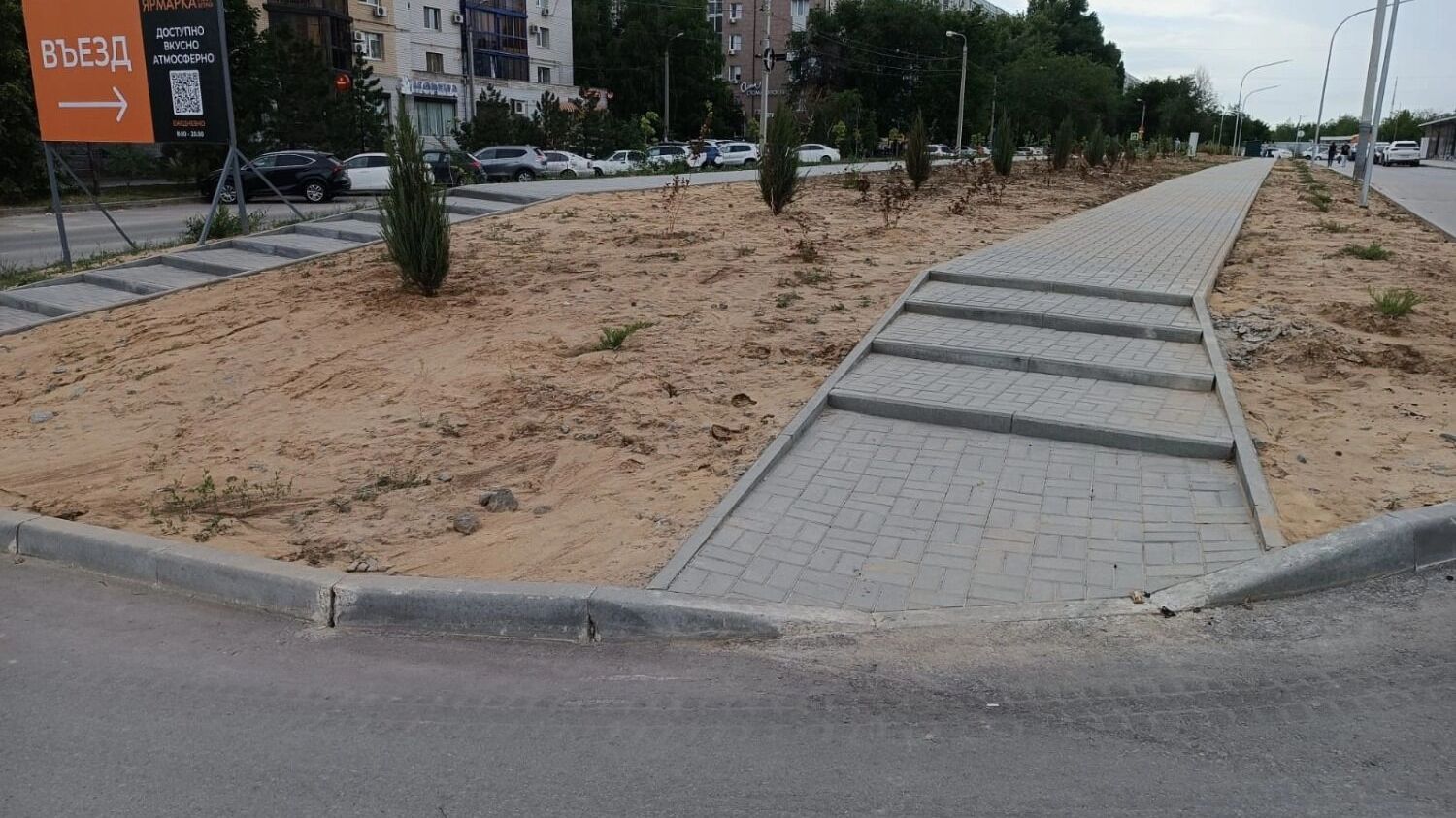 Со стороны главного входа в ярмарку пандуса пока так и нет