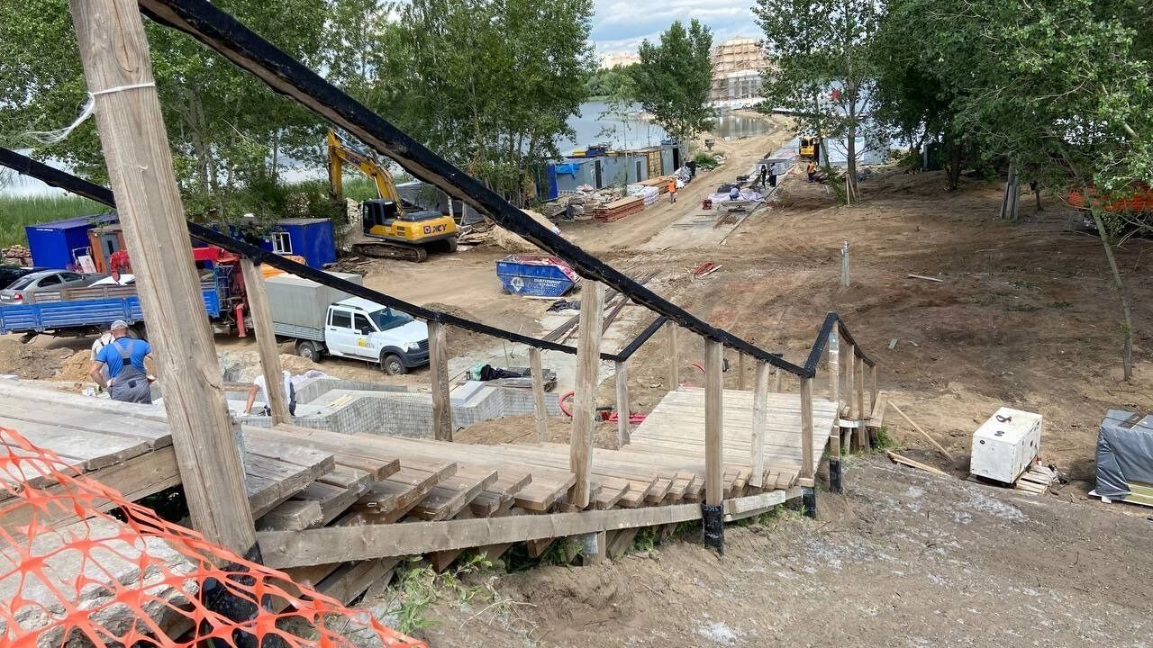 Сейчас территория огорожена, и на ней трудятся рабочие.