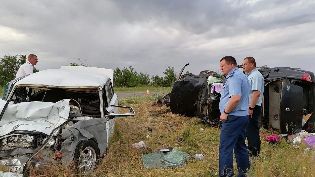Две семьи с детьми разбились в лобовом ДТП под Волгоградом